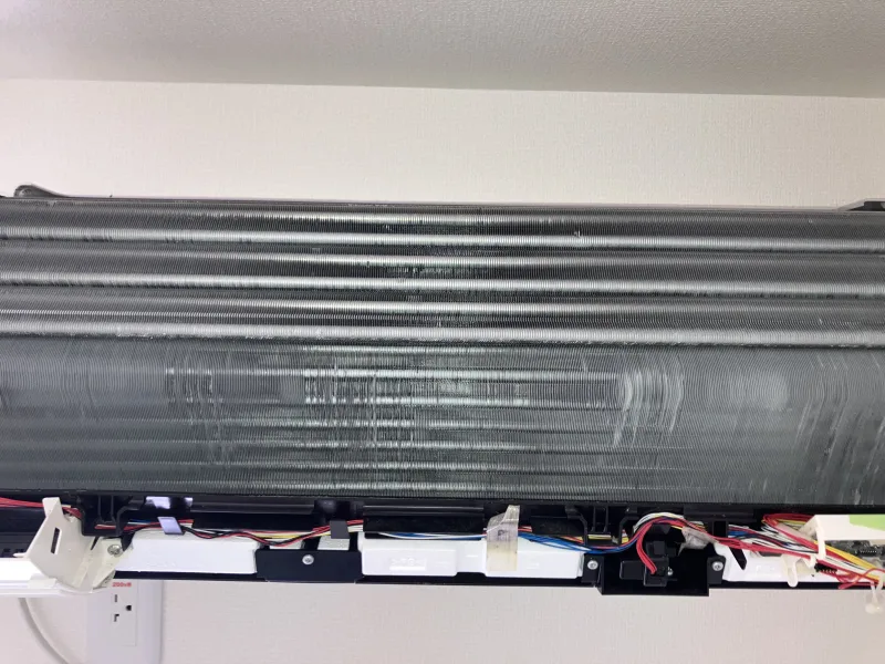 クリーニング完了後のきれいなエアコン